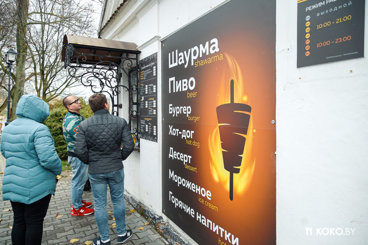Есть ли жизнь в Несвижском Замке и чем кормят в местном кафе с самым высоким рейтингом Гугла - фото - 7