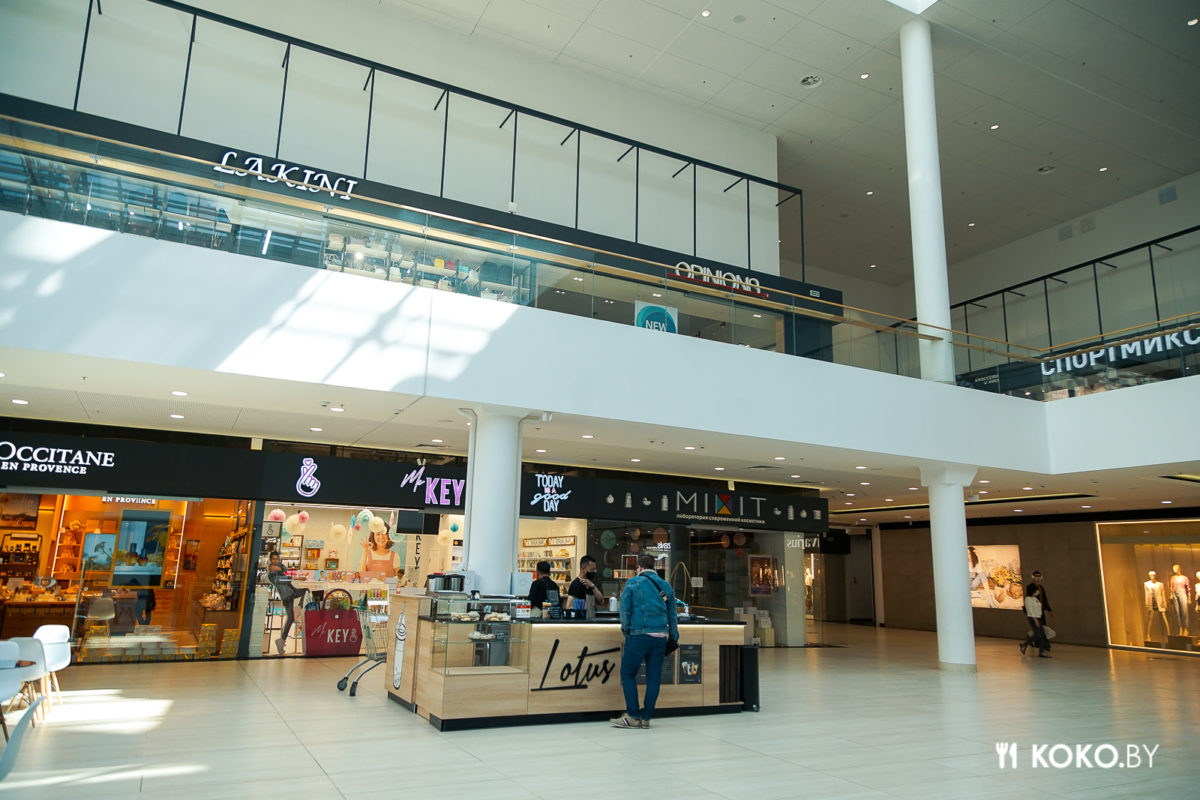 Молодые азиаты открыли точку с холодным бабл ти - фото - 1