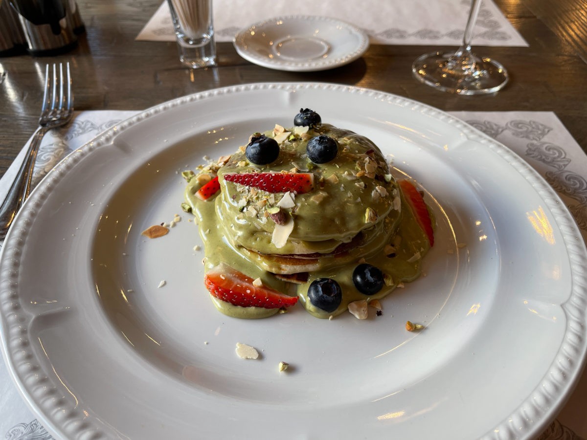 Полный завтрак за 19,50р, или что готовят на бранчах в «Кафе де Пари», где по вечерам барышни охотятся на мужика - фото - 1