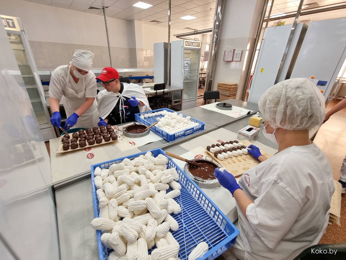 Не слипнется! Один день на производстве самого популярного зефира от «Красного Пищевика» - фото - 17
