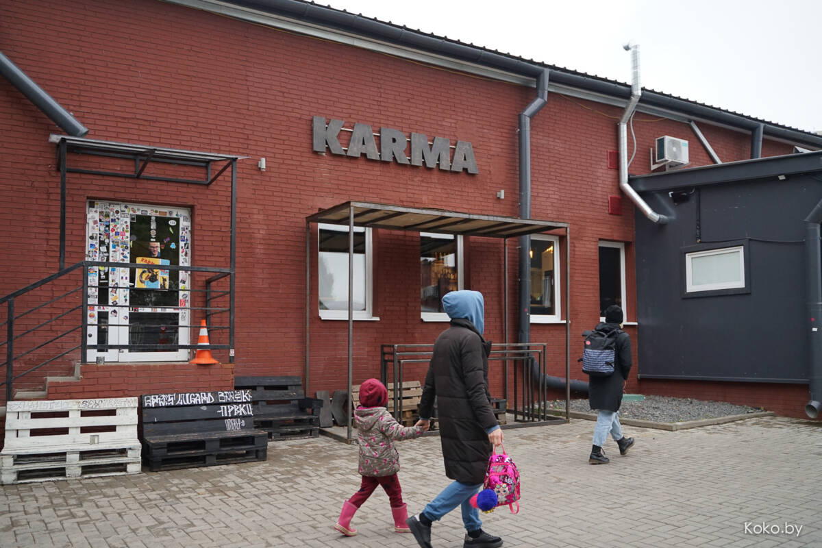 Демократичный бар для своих «Карма» переехал. Сейчас покажу, что молодёжь нынче пьёт - фото - 2