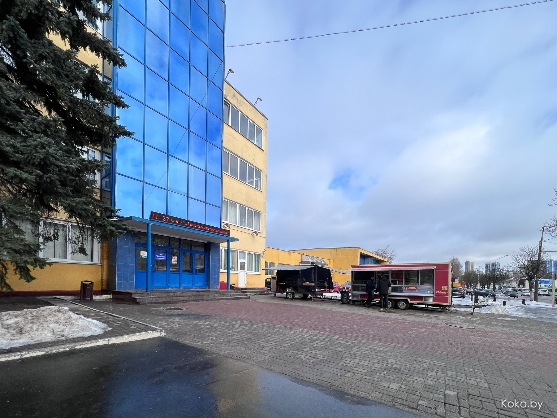 Минский мясокомбинат поставил у проходной свою фудтрак-коптильню с десятью видами мяса. Пришлось тестить! - фото - 3