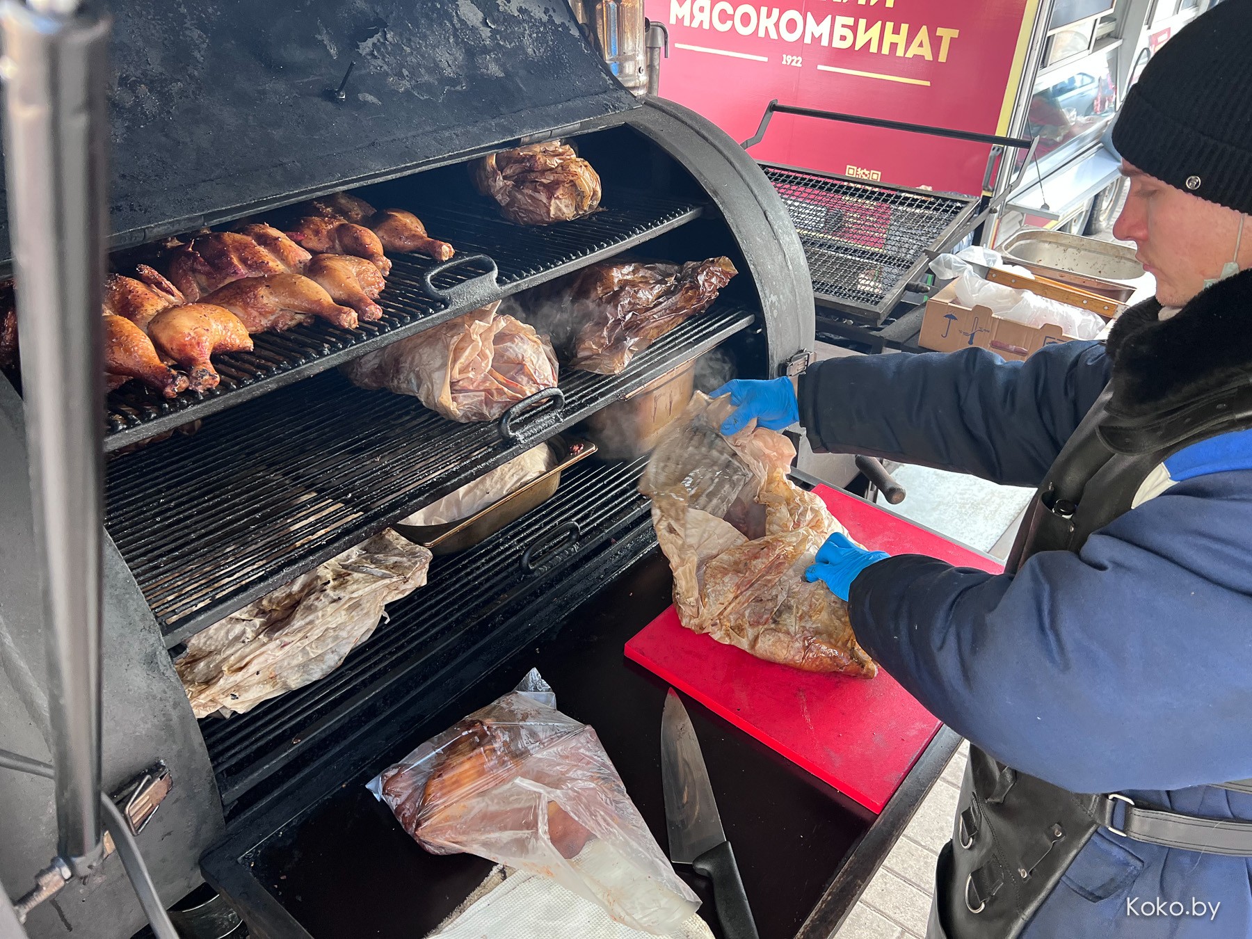 Минский мясокомбинат поставил у проходной свою фудтрак-коптильню с десятью видами мяса. Пришлось тестить! - фото - 6