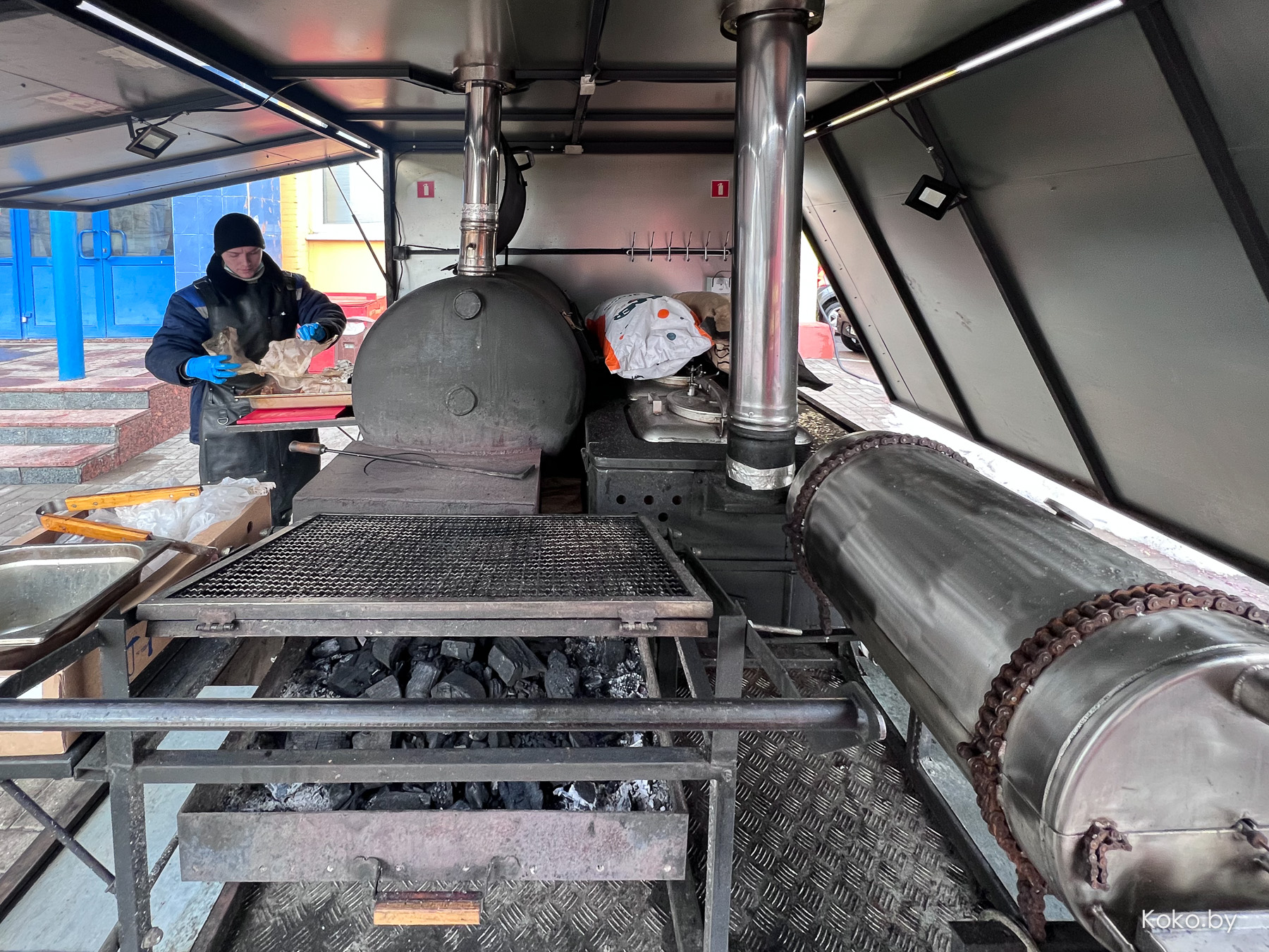 Минский мясокомбинат поставил у проходной свою фудтрак-коптильню с десятью видами мяса. Пришлось тестить! - фото - 16