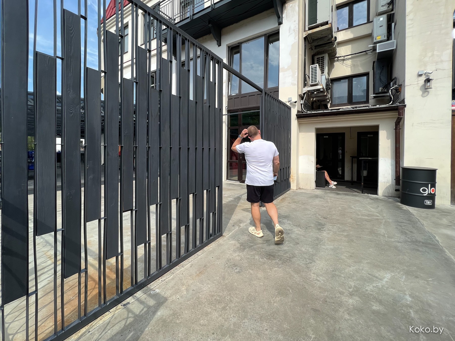 По круассанам? Новое заведение, где весь день утро: балкон «Завтраки 24» версия 2.0 «Рваное Мясо» - фото - 2