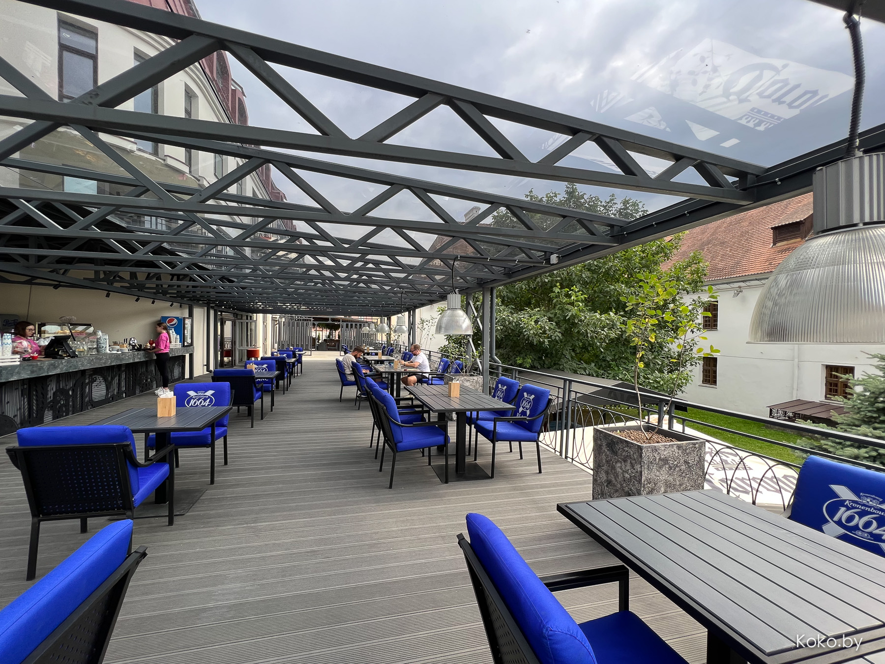 По круассанам? Новое заведение, где весь день утро: балкон «Завтраки 24» версия 2.0 «Рваное Мясо» - фото - 11