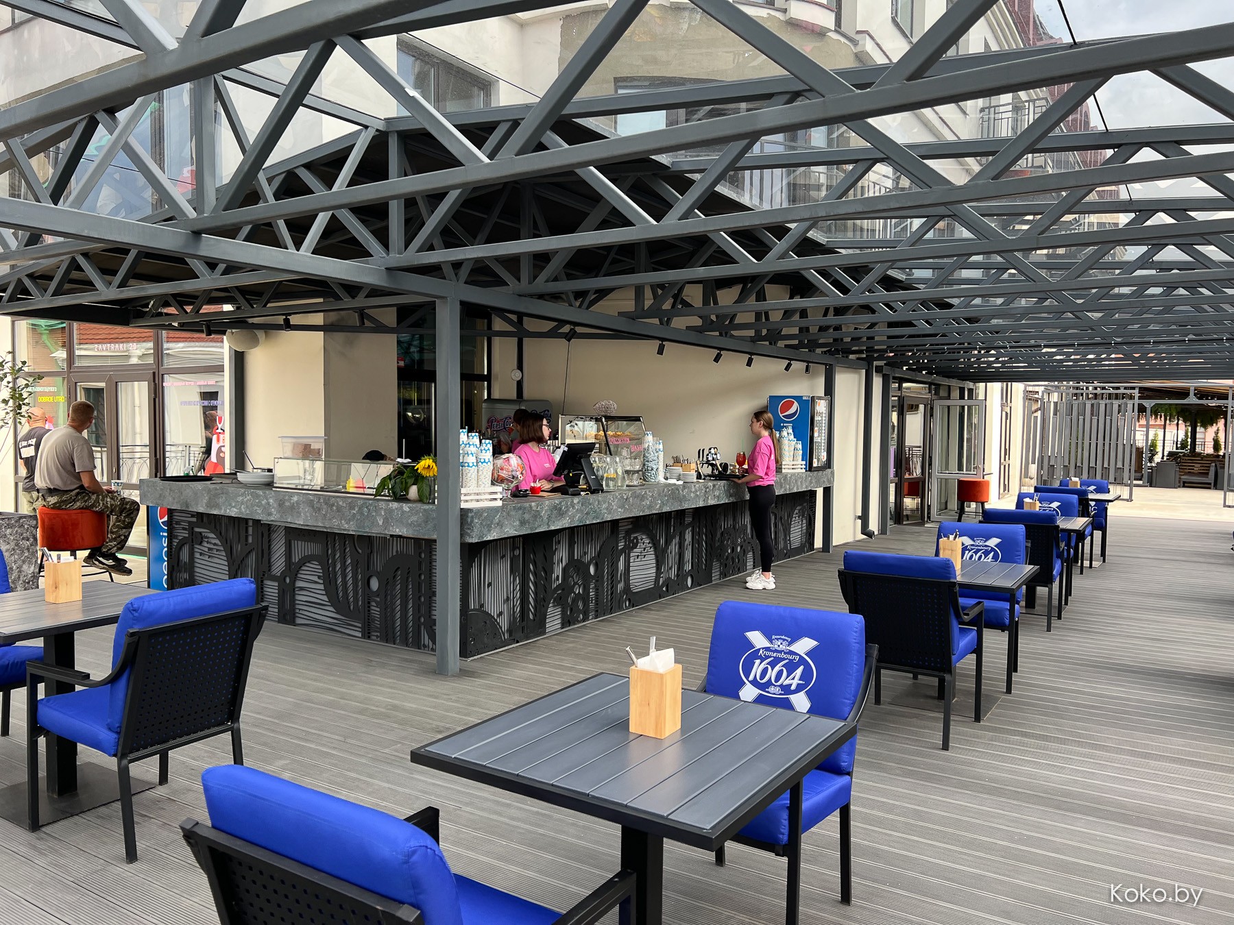 По круассанам? Новое заведение, где весь день утро: балкон «Завтраки 24» версия 2.0 «Рваное Мясо» - фото - 12