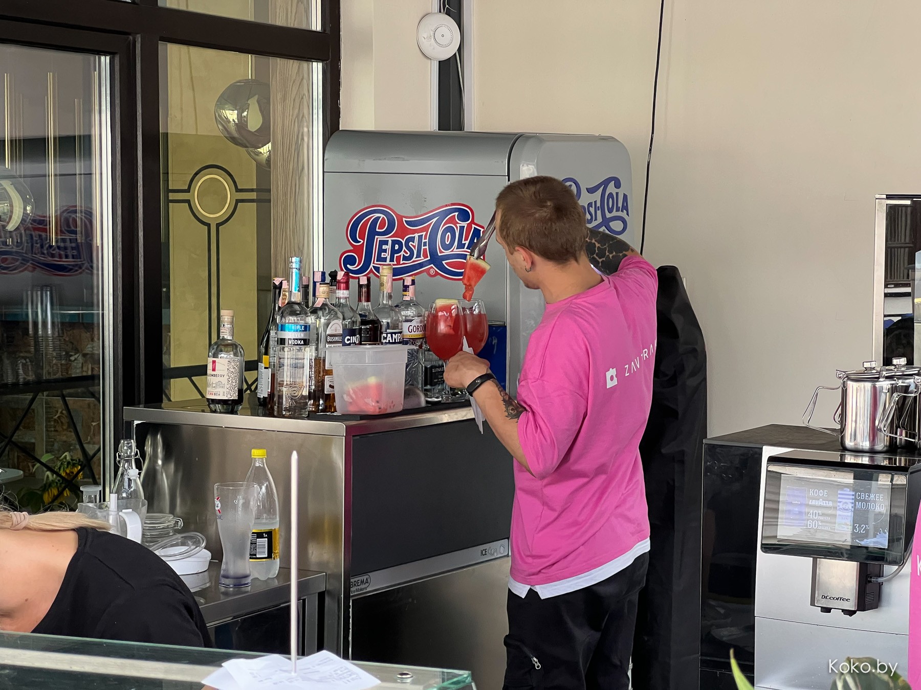 По круассанам? Новое заведение, где весь день утро: балкон «Завтраки 24» версия 2.0 «Рваное Мясо» - фото - 16