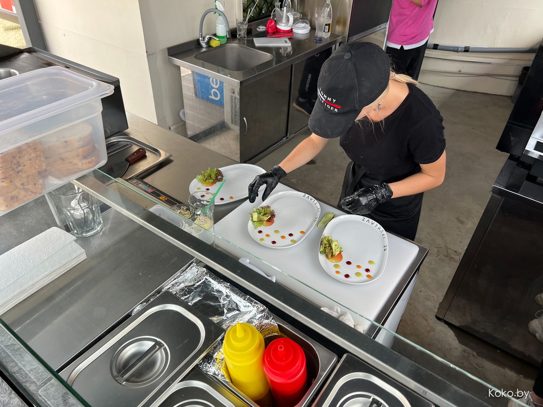 По круассанам? Новое заведение, где весь день утро: балкон «Завтраки 24» версия 2.0 «Рваное Мясо» - фото - 17