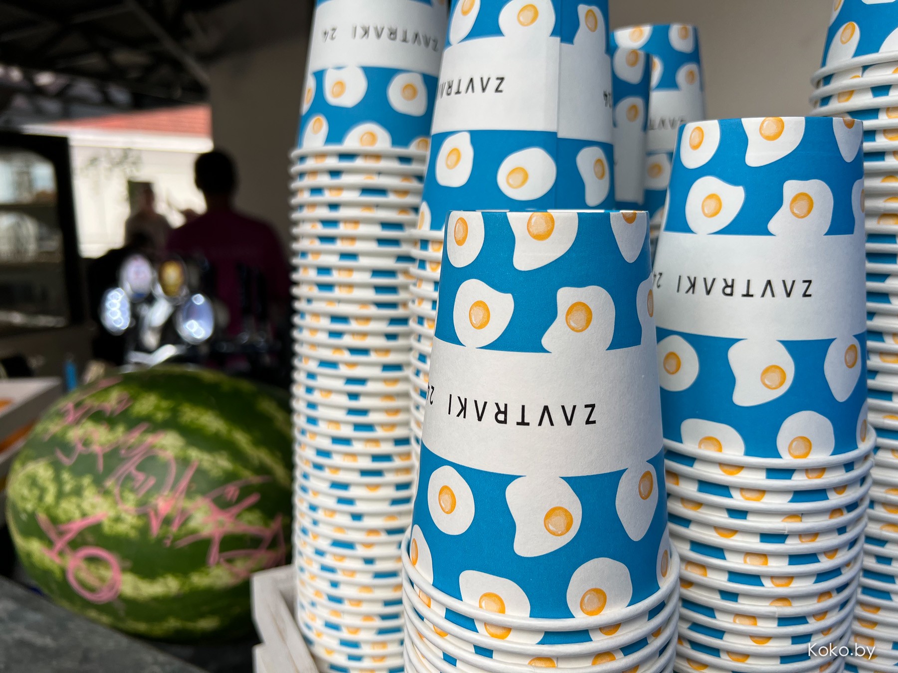 По круассанам? Новое заведение, где весь день утро: балкон «Завтраки 24» версия 2.0 «Рваное Мясо» - фото - 20