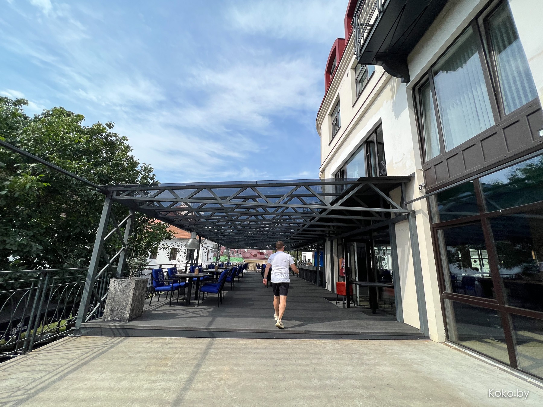 По круассанам? Новое заведение, где весь день утро: балкон «Завтраки 24» версия 2.0 «Рваное Мясо» - фото - 3