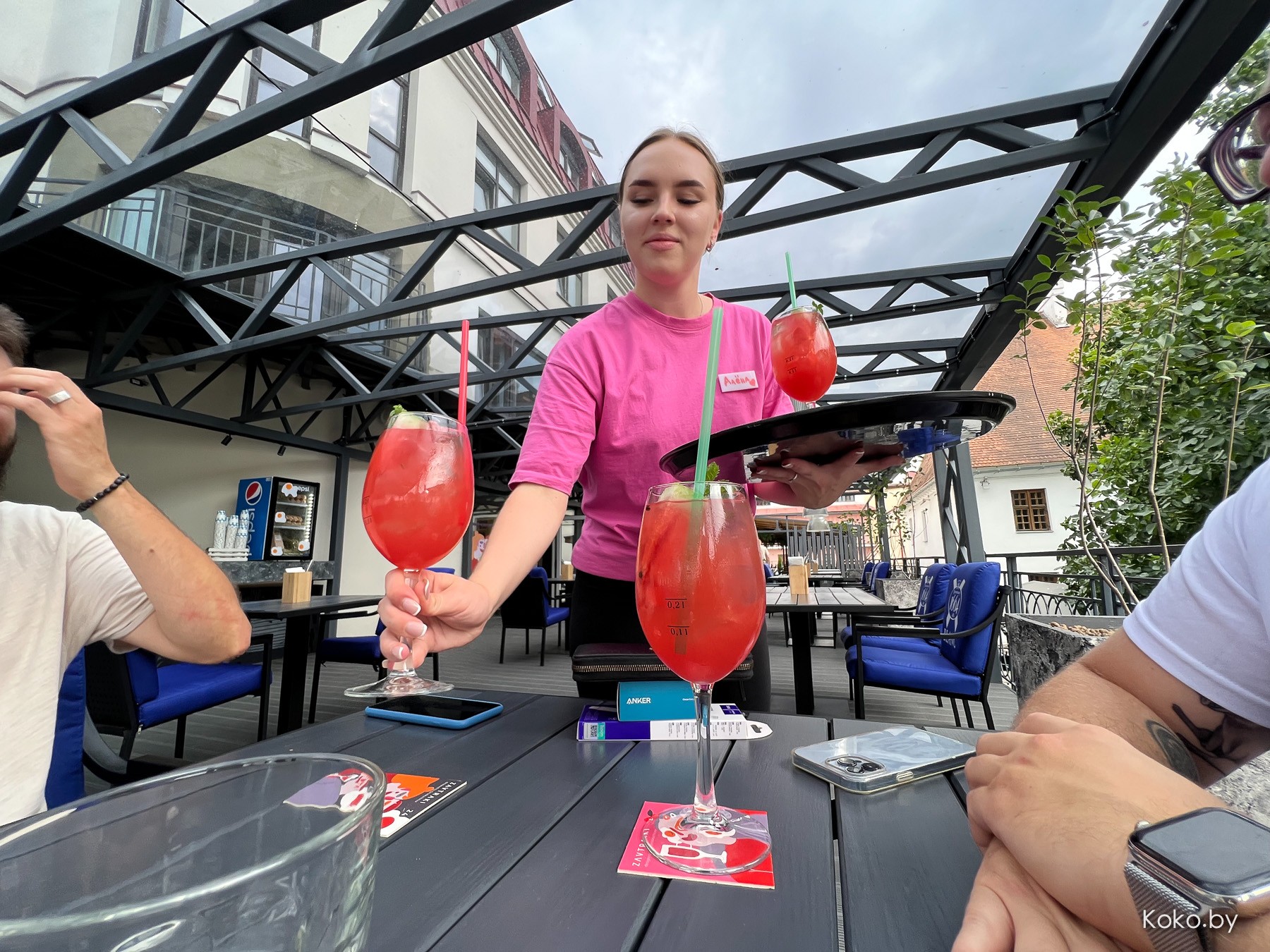 По круассанам? Новое заведение, где весь день утро: балкон «Завтраки 24» версия 2.0 «Рваное Мясо» - фото - 26