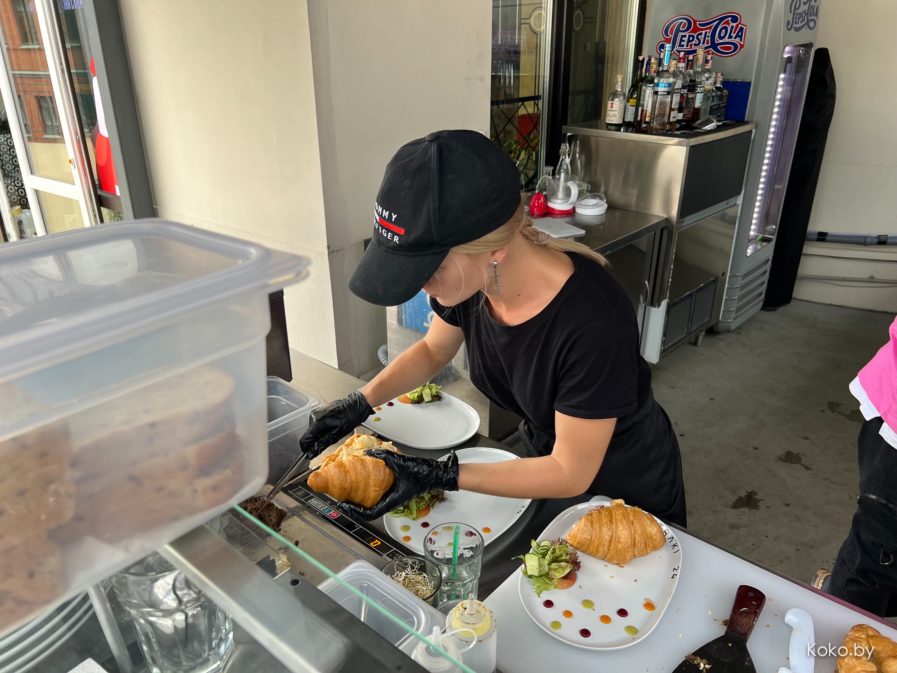 По круассанам? Новое заведение, где весь день утро: балкон «Завтраки 24» версия 2.0 «Рваное Мясо» - фото - 18