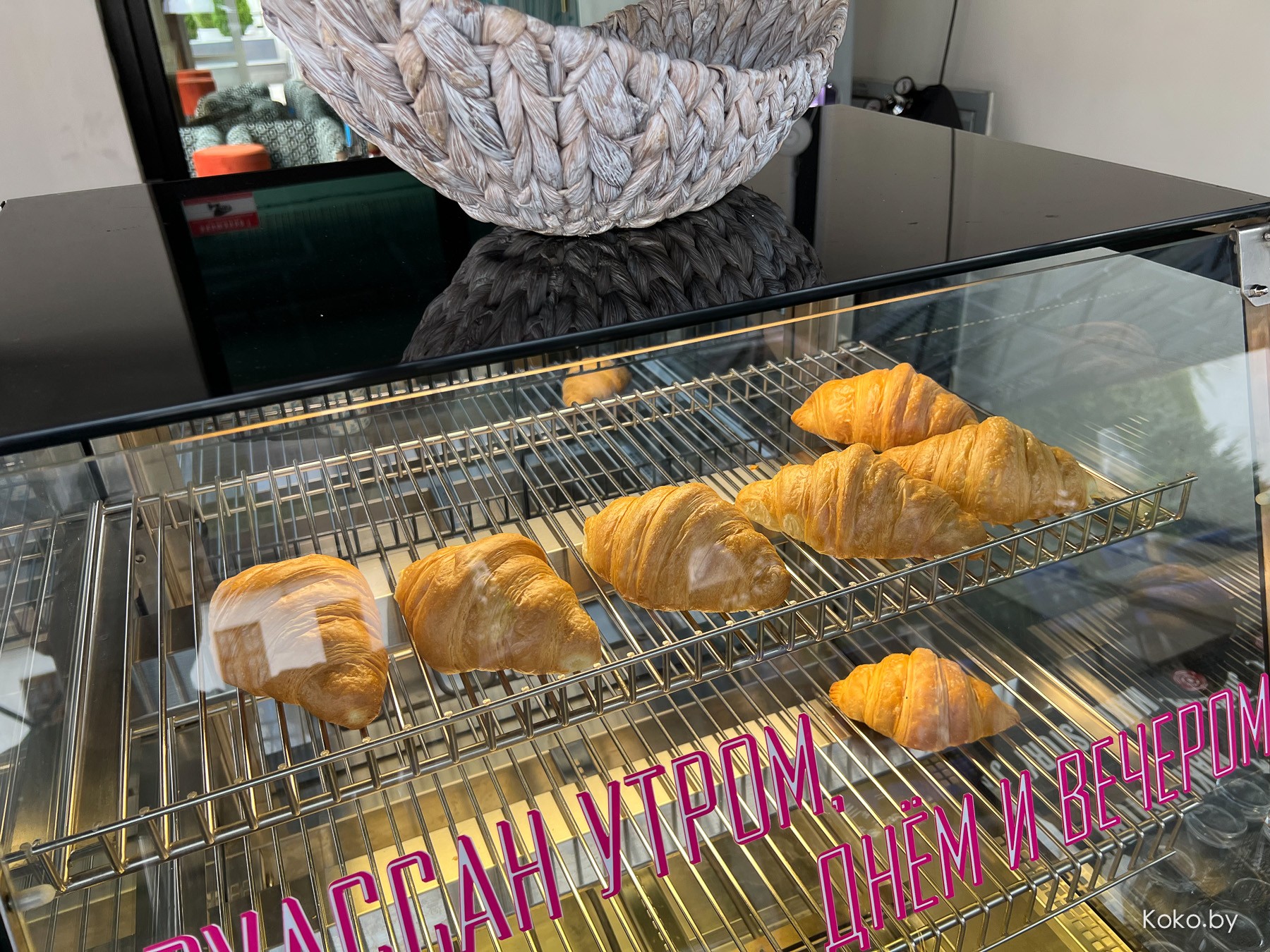 По круассанам? Новое заведение, где весь день утро: балкон «Завтраки 24» версия 2.0 «Рваное Мясо» - фото - 28