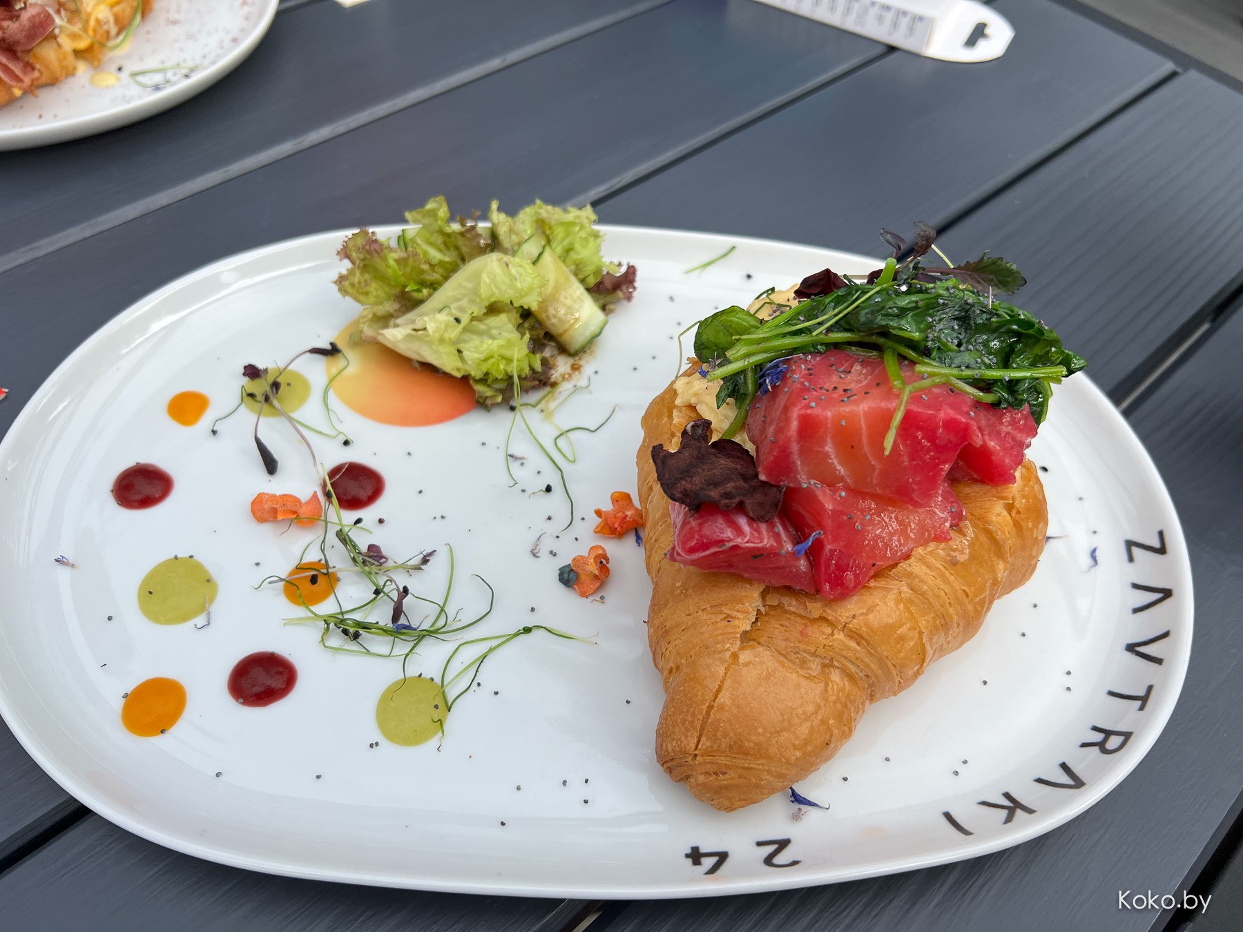 По круассанам? Новое заведение, где весь день утро: балкон «Завтраки 24» версия 2.0 «Рваное Мясо» - фото - 31