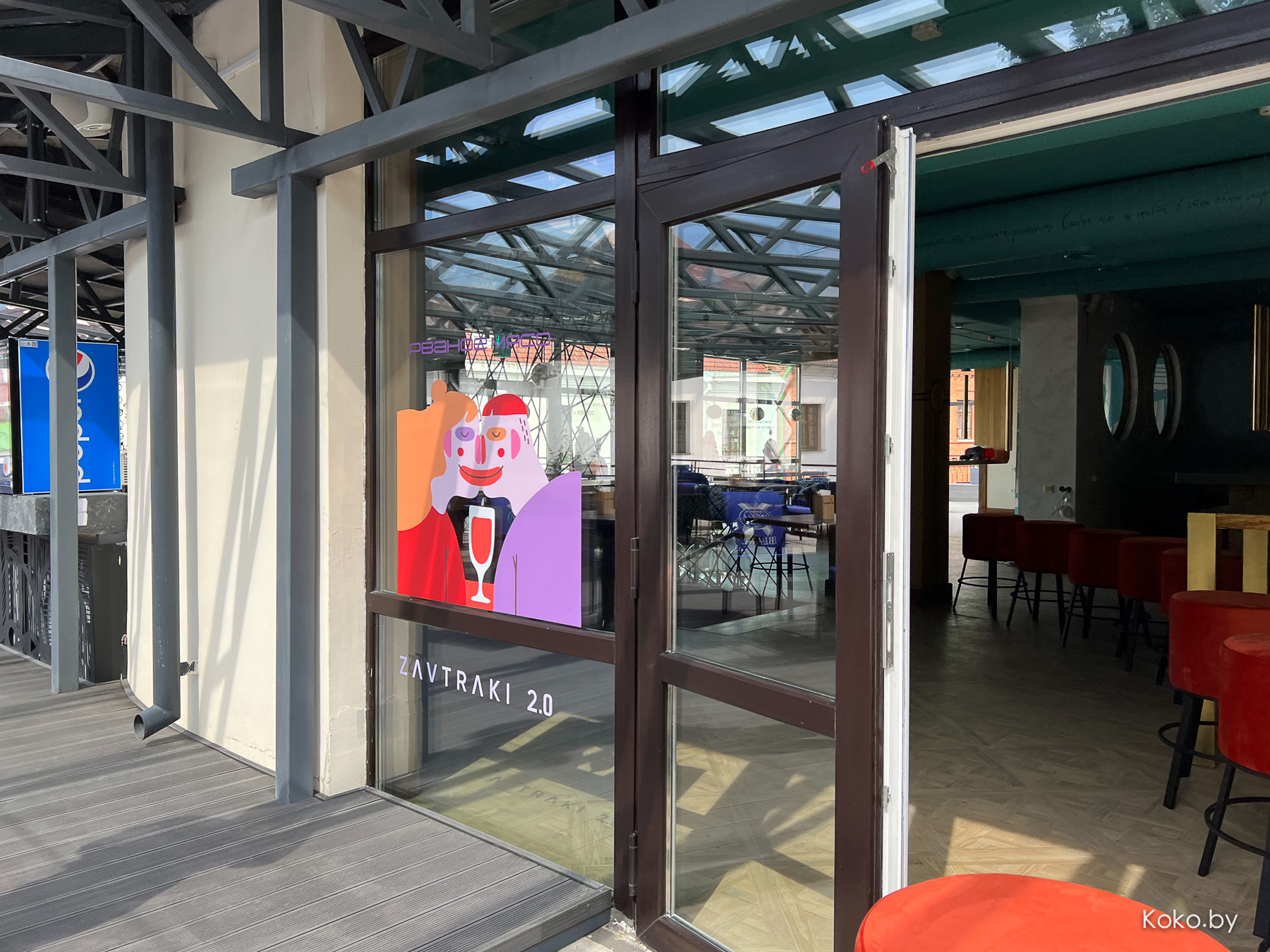 По круассанам? Новое заведение, где весь день утро: балкон «Завтраки 24» версия 2.0 «Рваное Мясо» - фото - 4