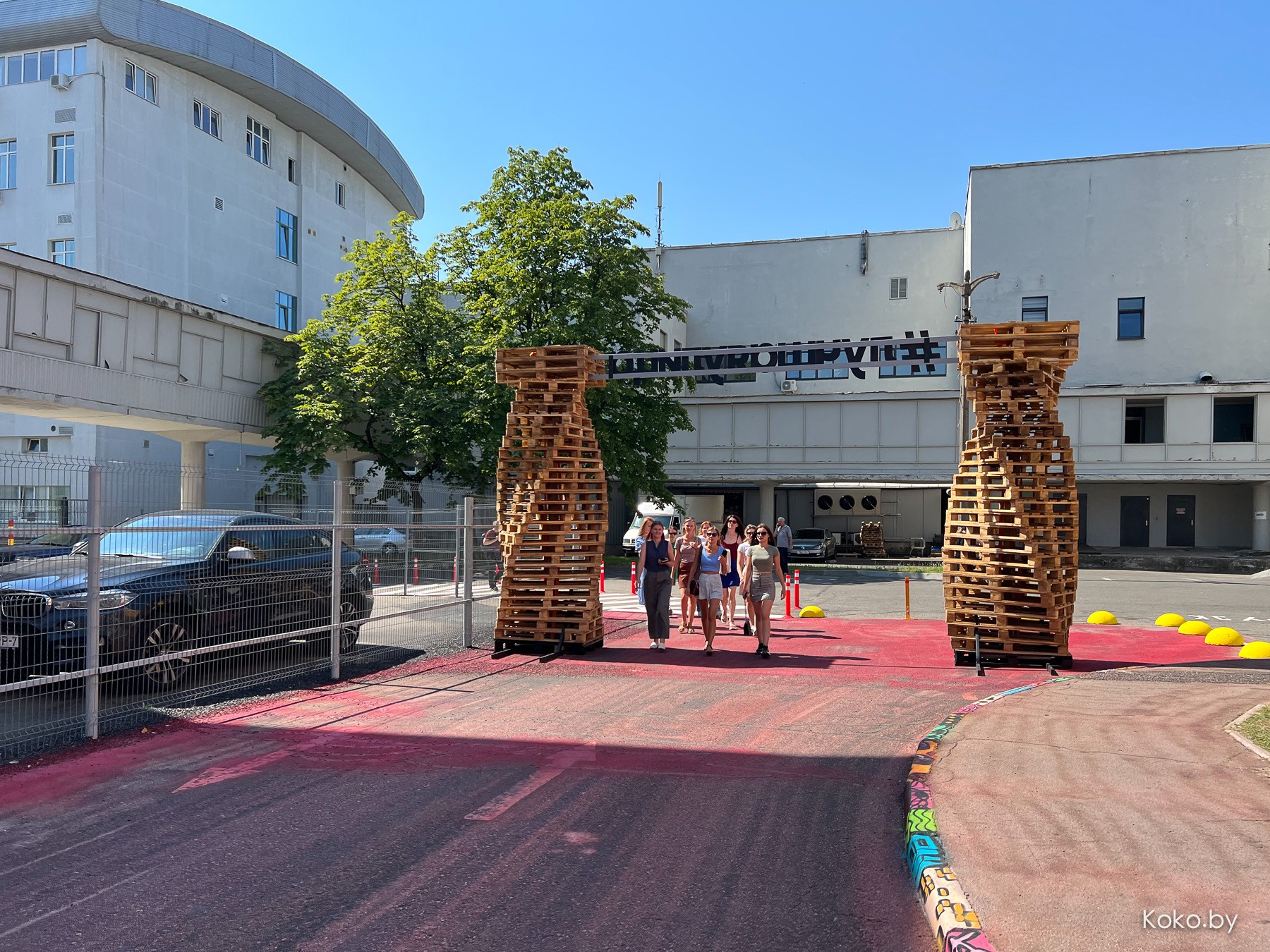 На завод! Сегодня в центре открылась новая локация с едой и песнями «Лучшая улица» - фото - 30