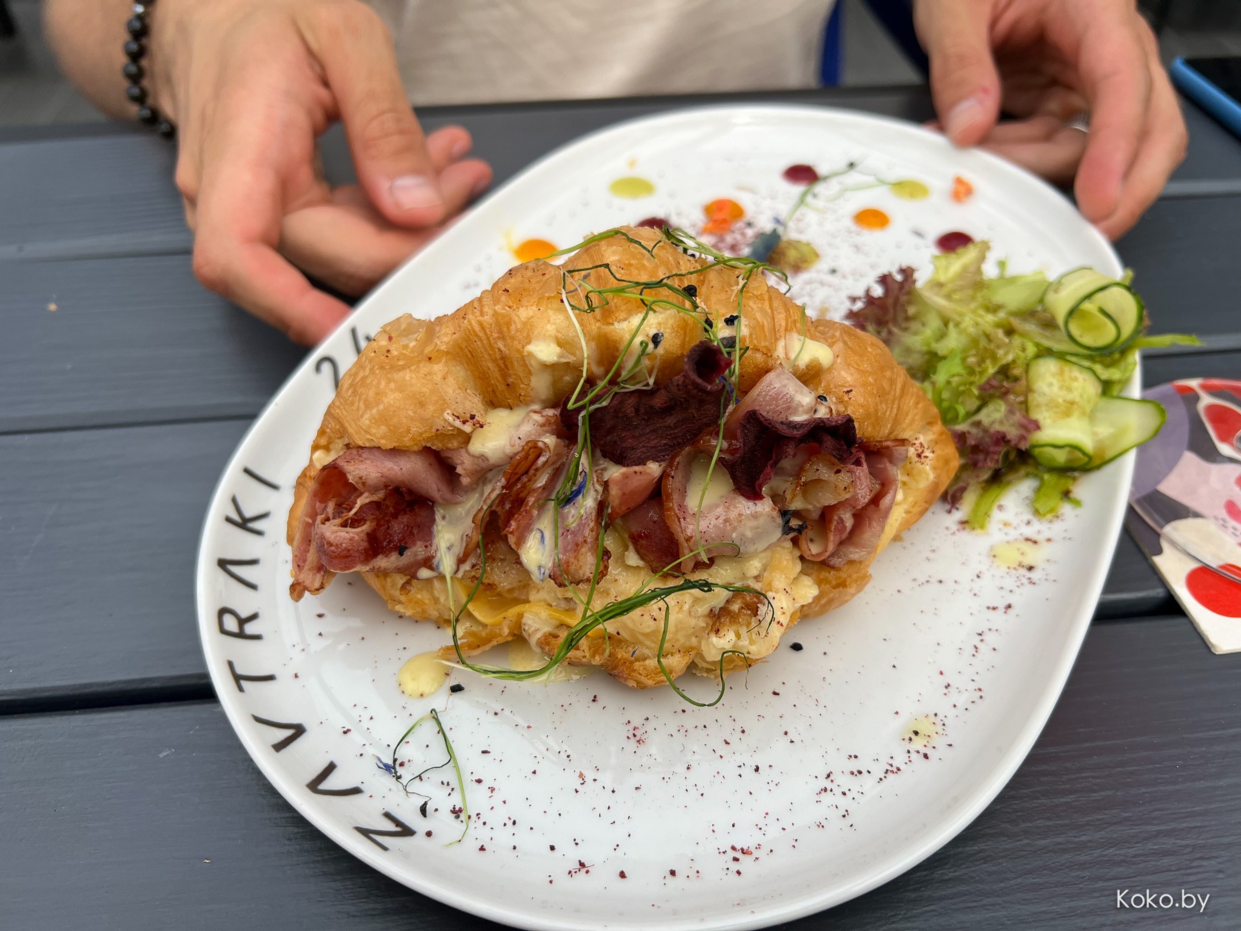 По круассанам? Новое заведение, где весь день утро: балкон «Завтраки 24» версия 2.0 «Рваное Мясо» - фото - 29