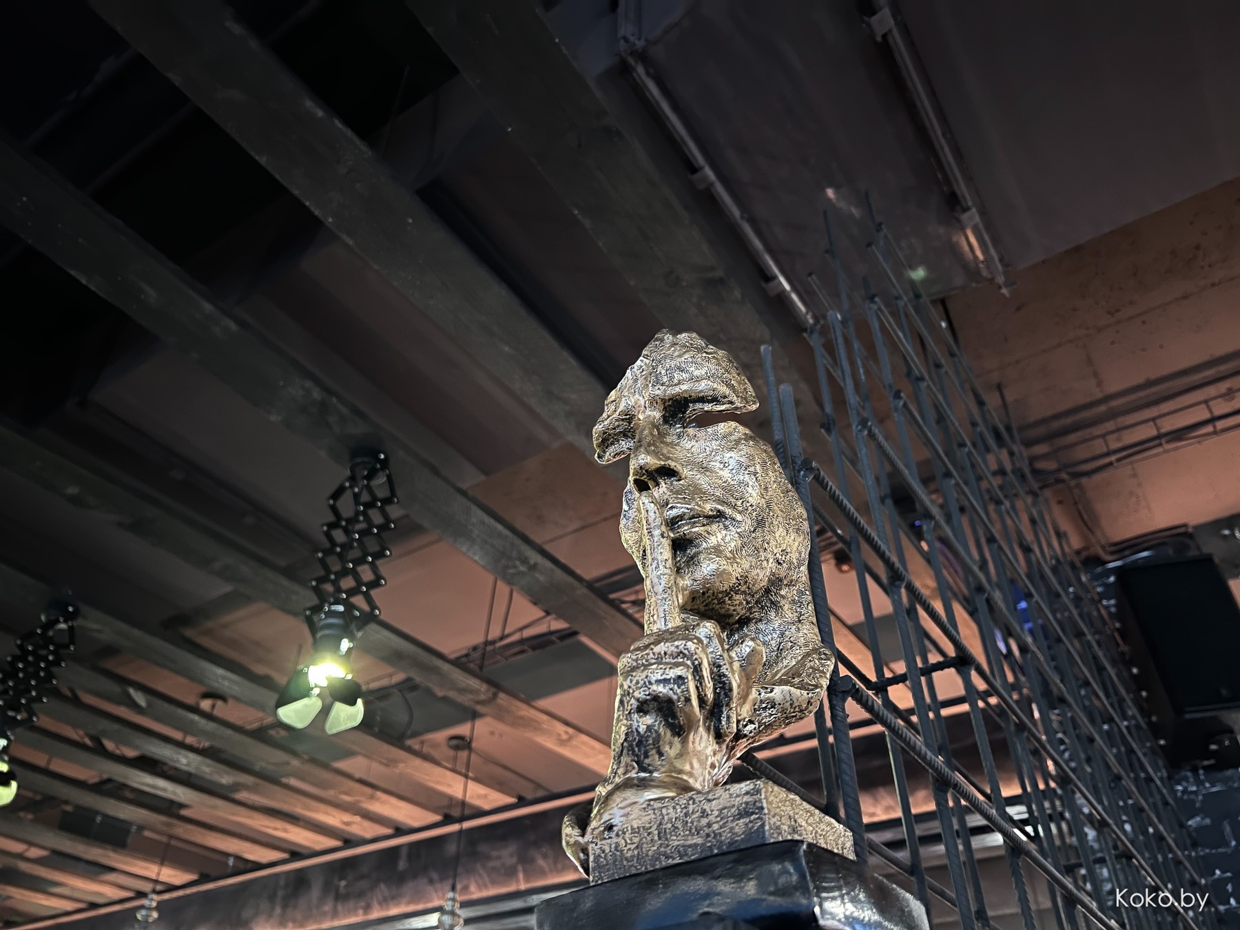 Посмотрел на правила в новом доме дыма «Танжирс Лаунж» в атмосфере сгоревшего особняка с кальянами по 5000€ - фото - 24