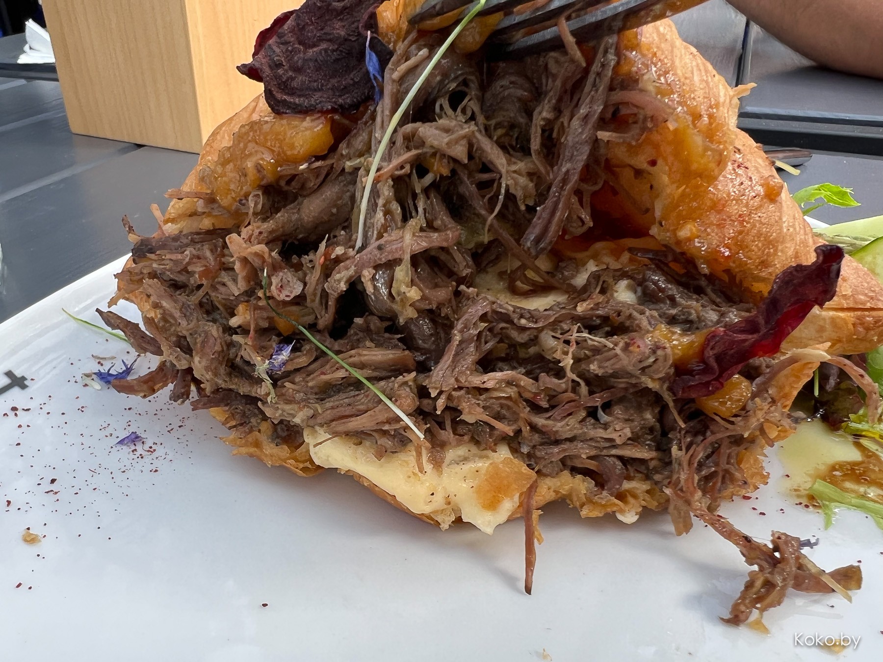 По круассанам? Новое заведение, где весь день утро: балкон «Завтраки 24» версия 2.0 «Рваное Мясо» - фото - 35