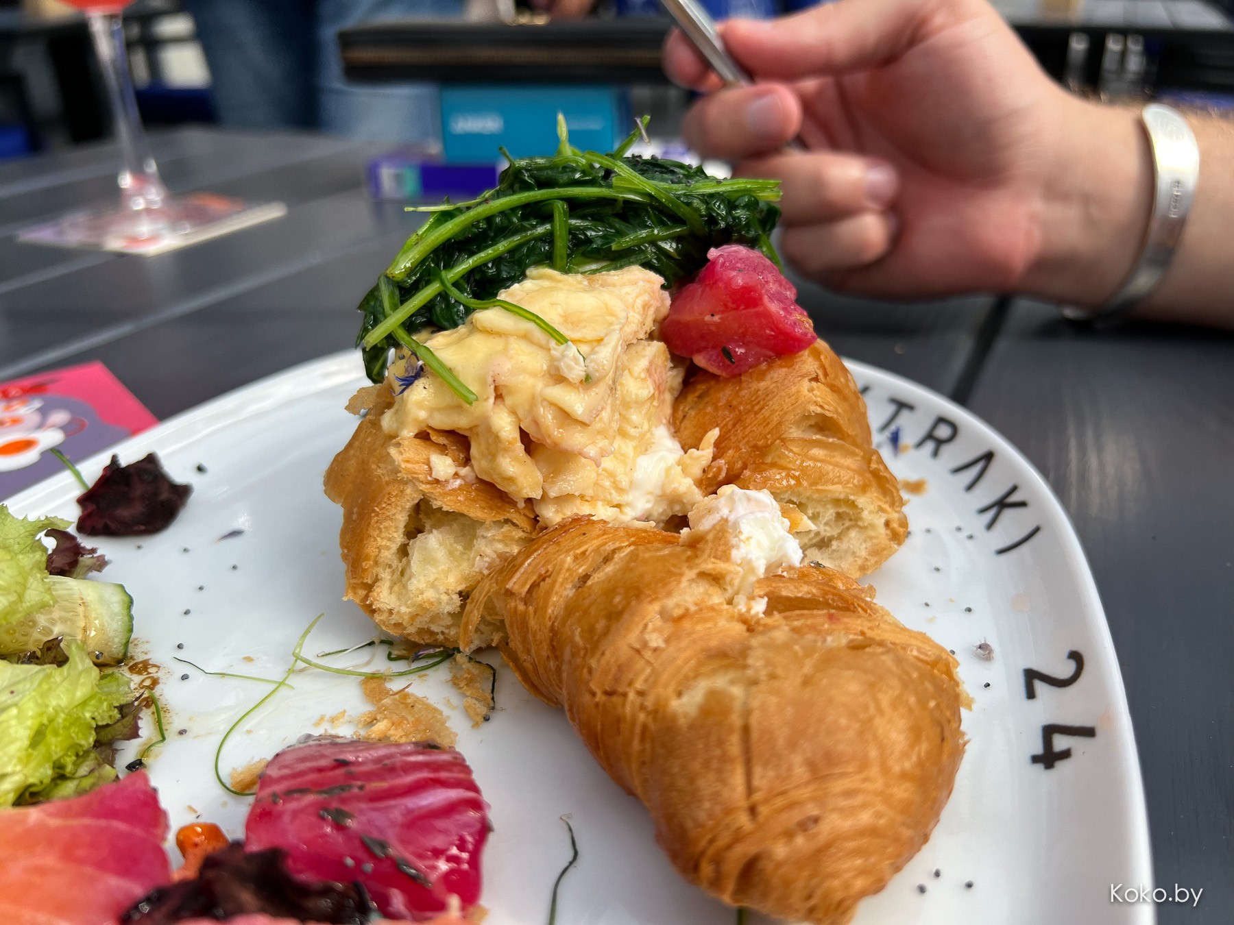 По круассанам? Новое заведение, где весь день утро: балкон «Завтраки 24» версия 2.0 «Рваное Мясо» - фото - 33