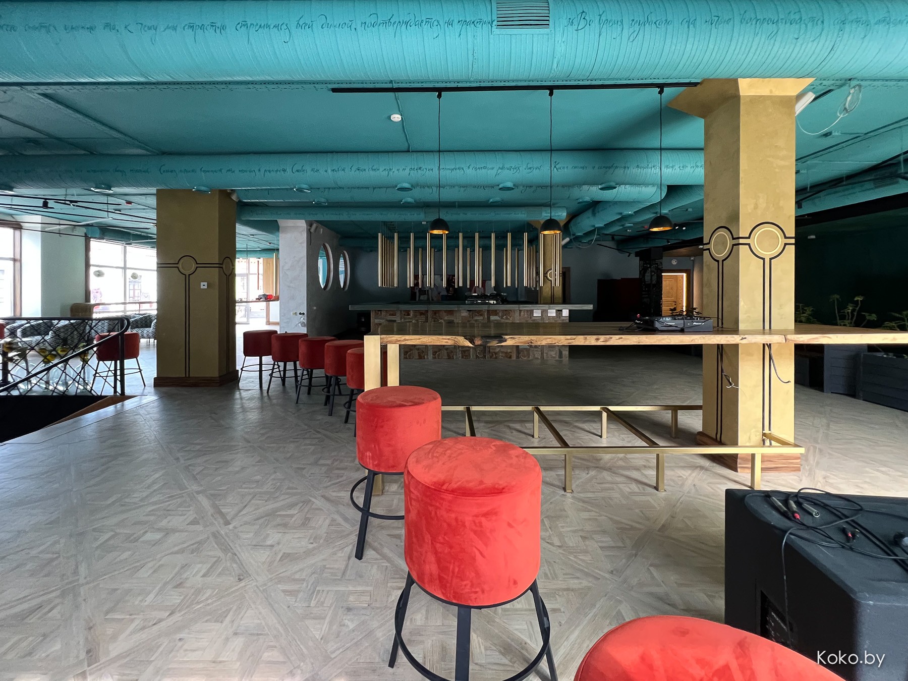 По круассанам? Новое заведение, где весь день утро: балкон «Завтраки 24» версия 2.0 «Рваное Мясо» - фото - 6