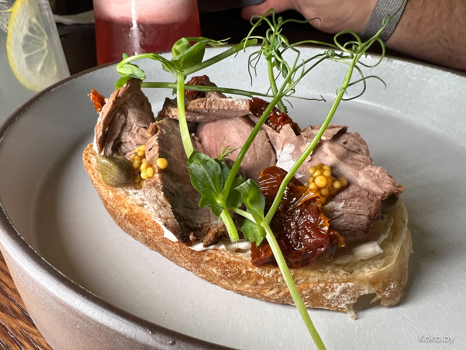 Посмотрел на правила в новом доме дыма «Танжирс Лаунж» в атмосфере сгоревшего особняка с кальянами по 5000€ - фото - 38