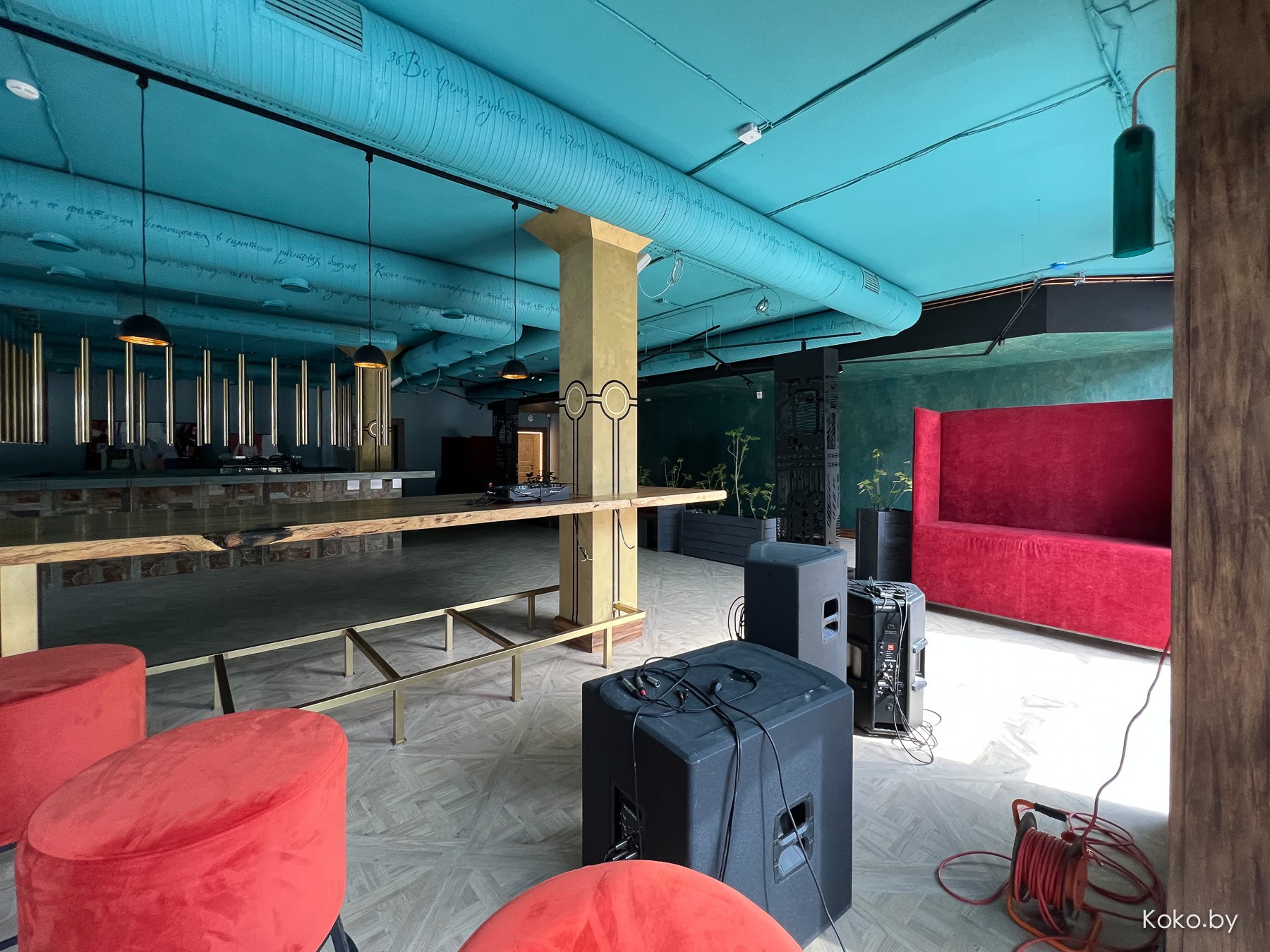 По круассанам? Новое заведение, где весь день утро: балкон «Завтраки 24» версия 2.0 «Рваное Мясо» - фото - 7