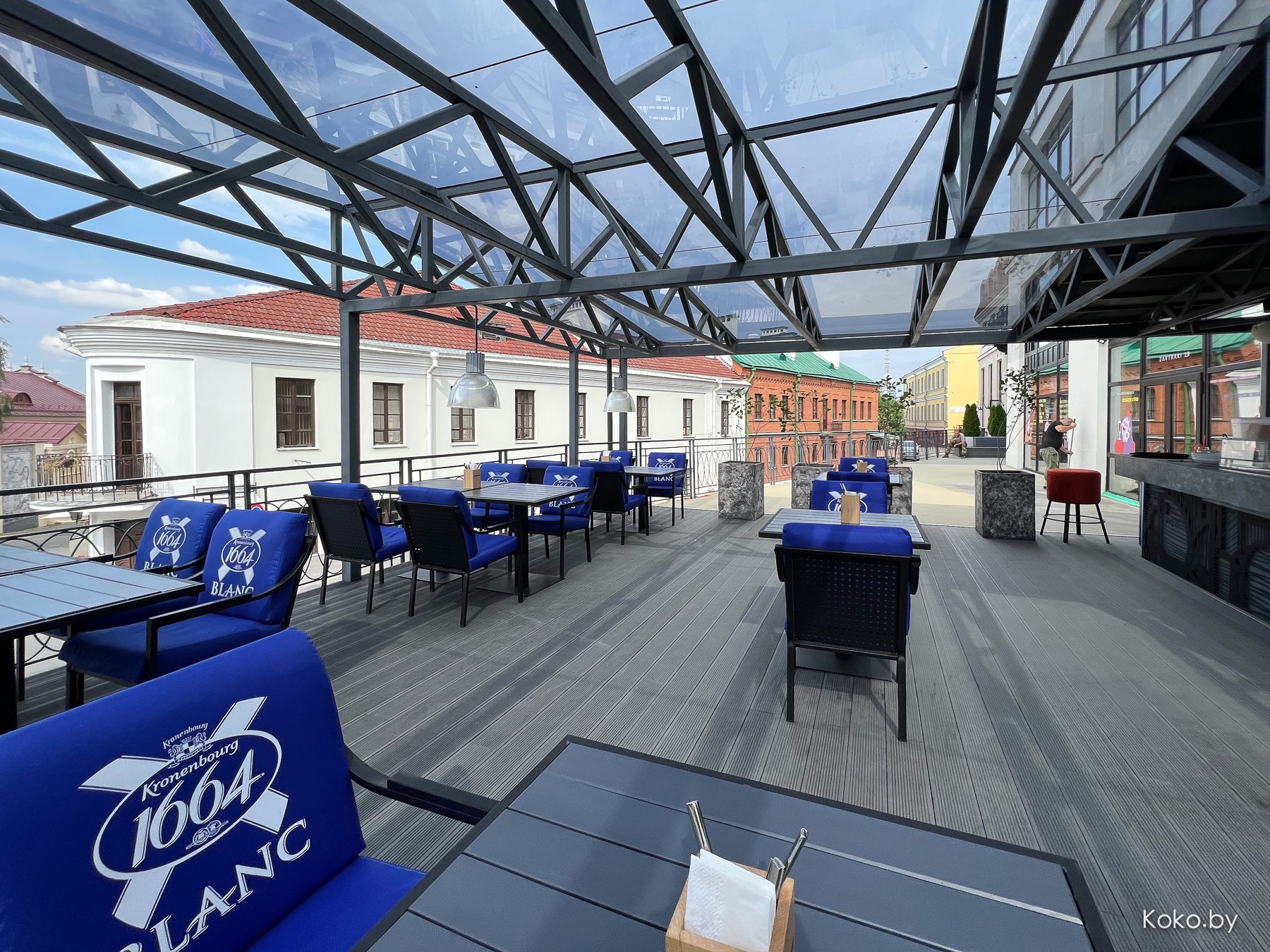 По круассанам? Новое заведение, где весь день утро: балкон «Завтраки 24» версия 2.0 «Рваное Мясо» - фото - 9