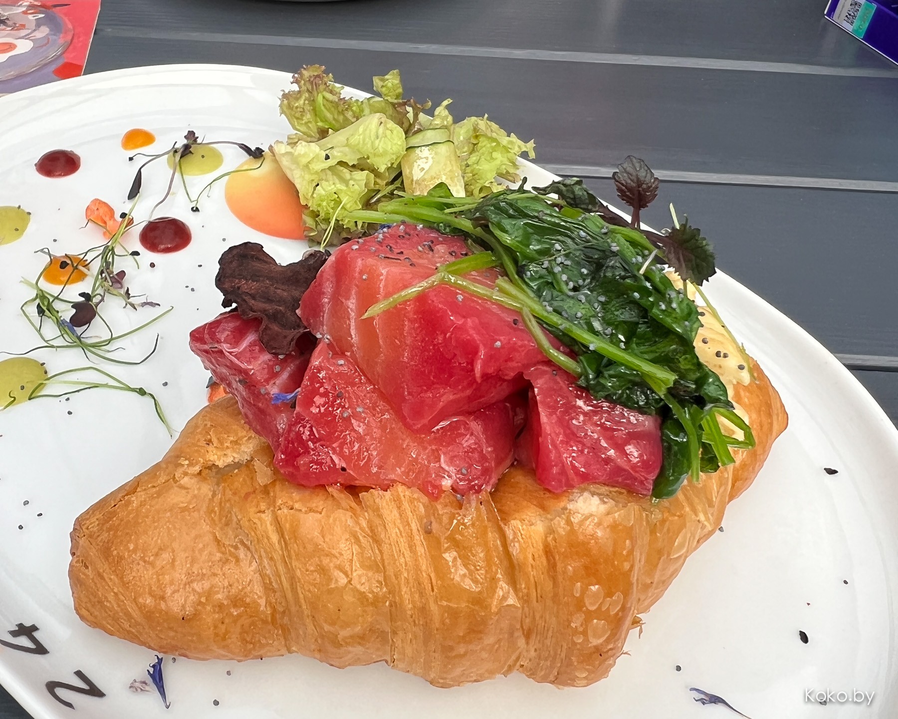 По круассанам? Новое заведение, где весь день утро: балкон «Завтраки 24» версия 2.0 «Рваное Мясо» - фото - 32