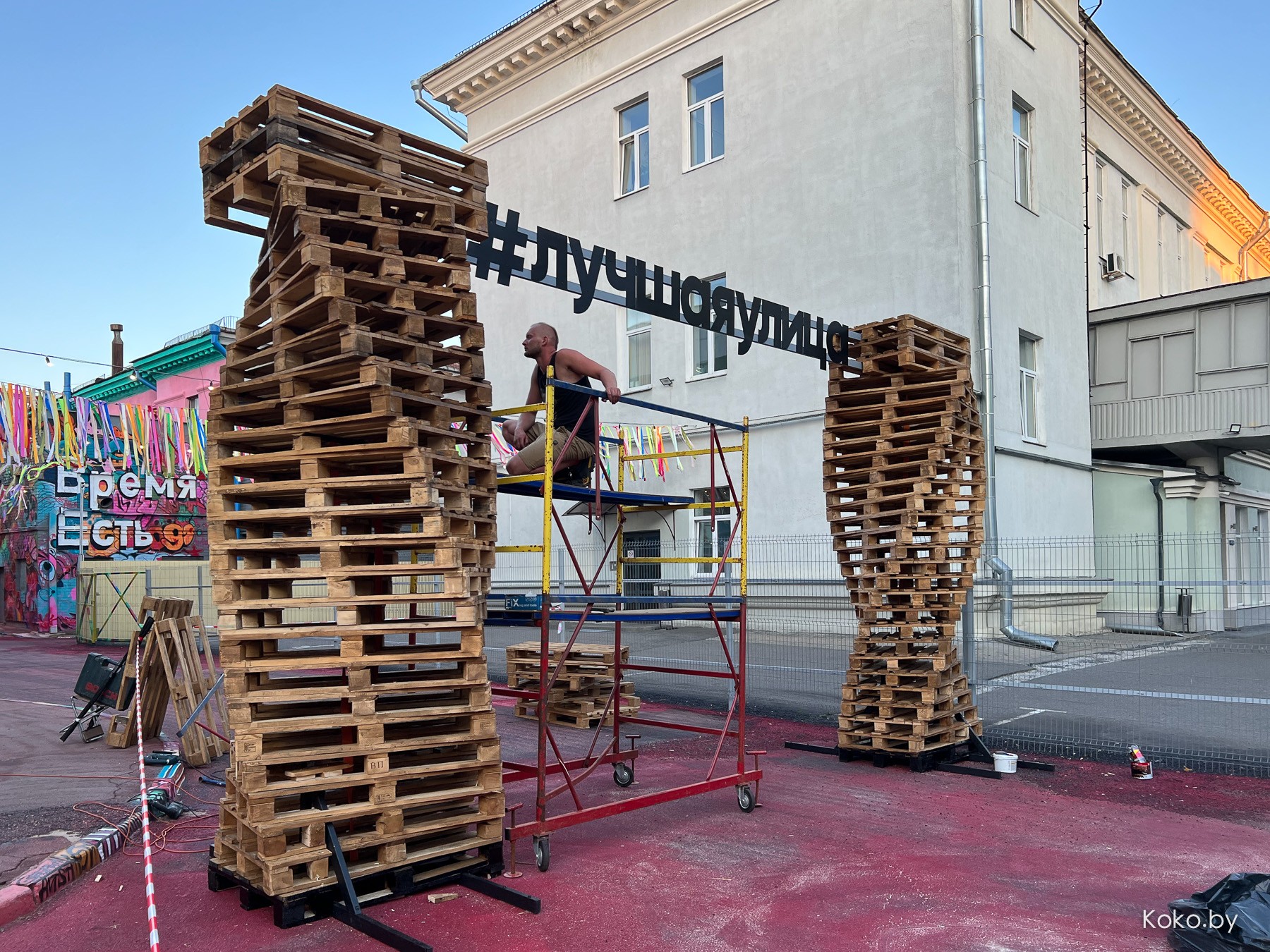 На завод! Сегодня в центре открылась новая локация с едой и песнями «Лучшая  улица»