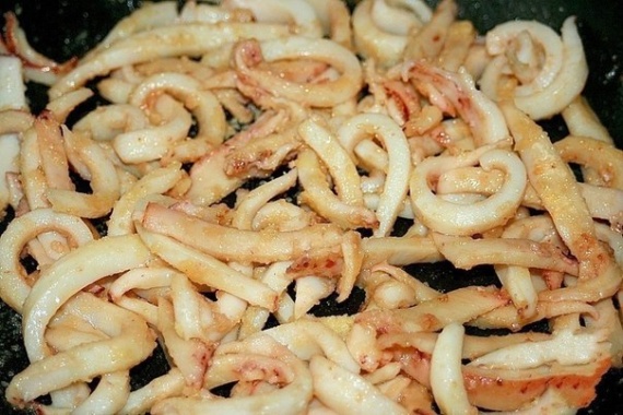 Морепродукты: Нежный кальмар в сметанном соусе