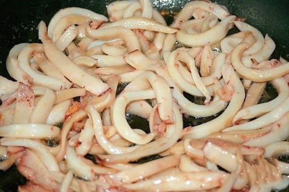 Морепродукты: Нежный кальмар в сметанном соусе