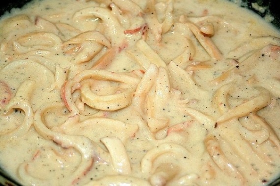 Морепродукты: Нежный кальмар в сметанном соусе