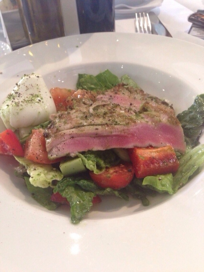 Instagram: Салат с тунцом в Bistro de Luxe