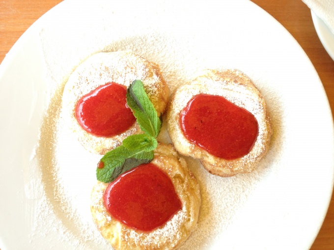 Instagram: Оладушки с клубничным соусом from «Безе»