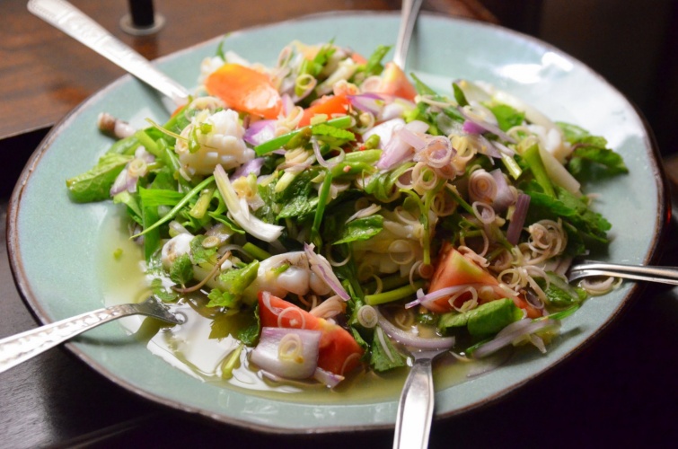 Тёплый салат с кальмарами, помидорами и луком — рецепты | Дзен