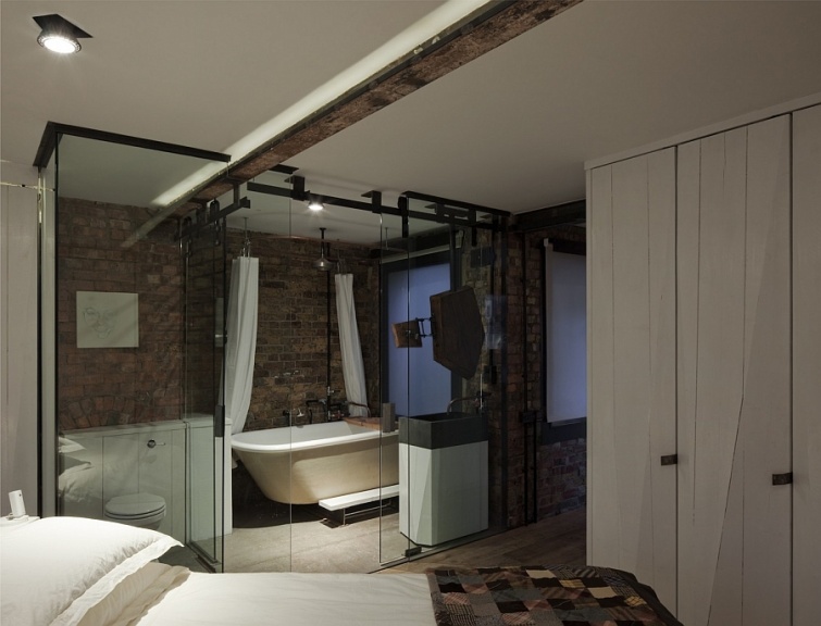 Дизайн: Холостяцкая квартира в стиле лофта: кирпичные стены и мотоцикл