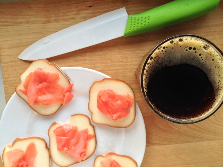 Instagram: Простая закуска из копченого сыра и маринованного имбиря