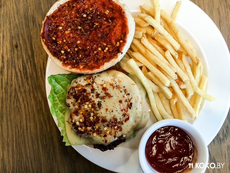 Заведения: «BURGER BOX» — лавка с бургерами, под крышей ресторанного комплекса «Food Republic»