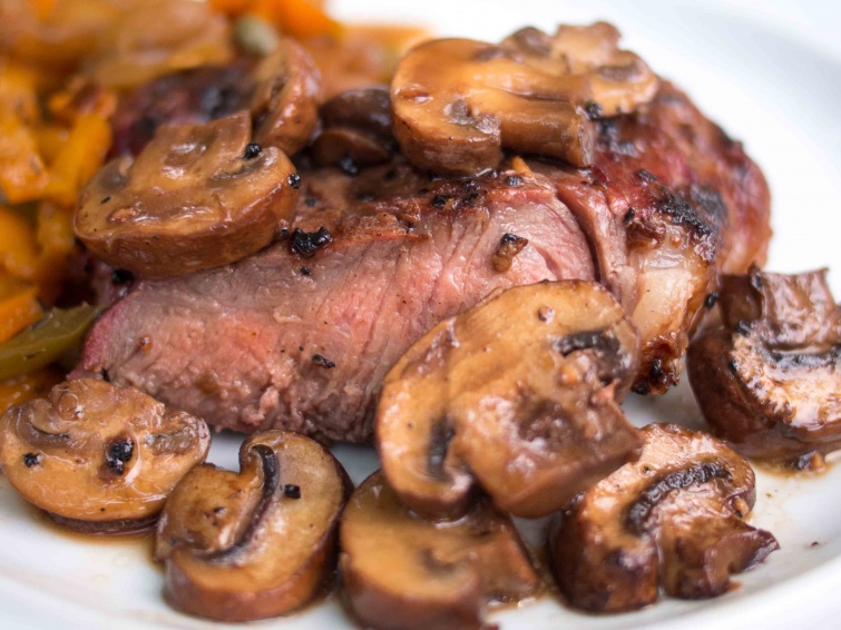 Рецепт «Свиные стейки, фаршированные сыром и грибами»: