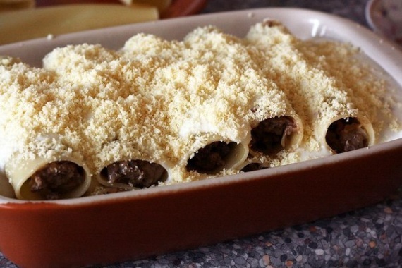 Макароны: Фаршированные мясом каннеллони в сливочно-сырном соусе