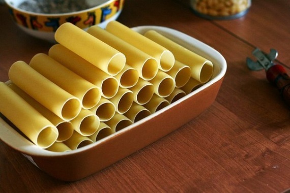 Макароны: Фаршированные мясом каннеллони в сливочно-сырном соусе