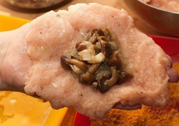 Птица: ФОТО РЕЦЕПТ: Золотистые куриные зразы с вешенками