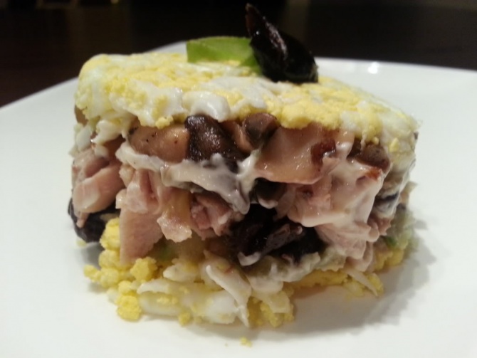 Слоеный салат с курицей, грибами и сыром - 62 рецепта с фото