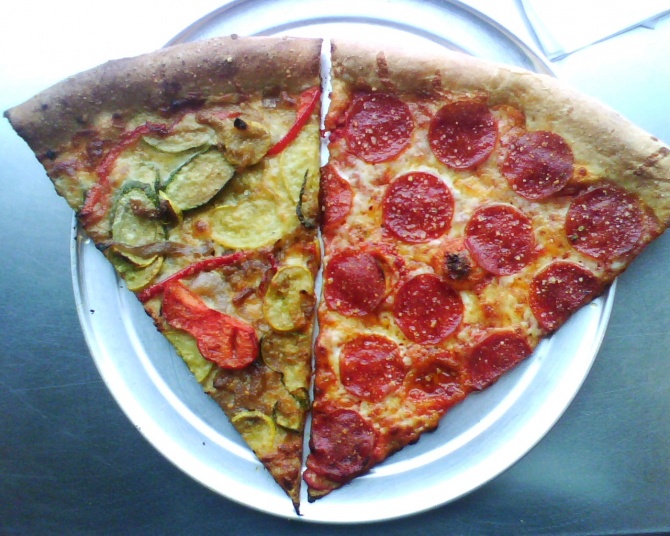 А какую пиццу предпочитаете вы? Мясо против Овощей