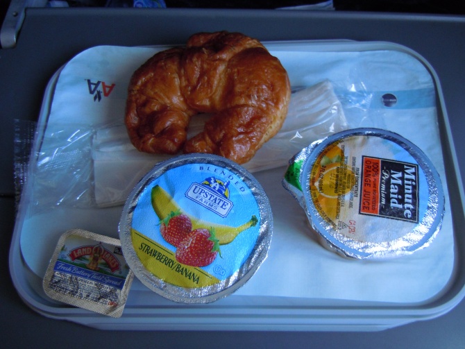 Как в самолете правильно открывать йогурты и соки