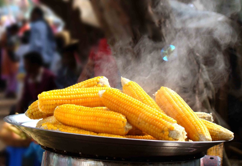 Сколько и как варить кукурузу в початках в кастрюле