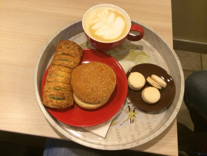 Instagram: Coffeeberry, Минск - латте+вкусняшка