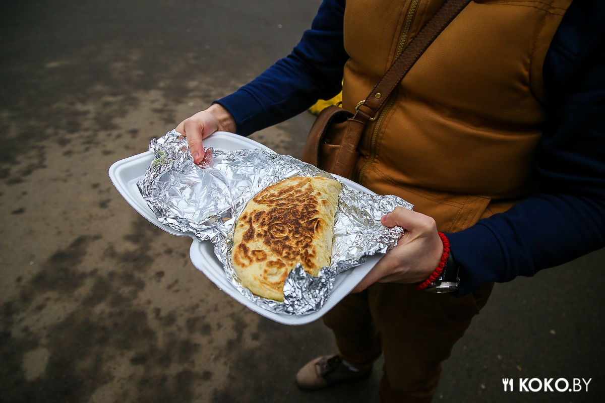 Пробуем шаурму, мясо для которой было приготовлено на диком огне